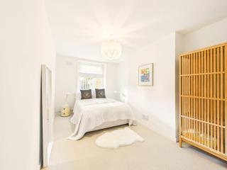 London Road Apartment | Modern | Parking - 1