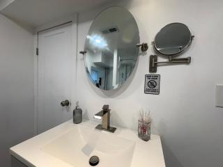 Silverado Suite Modern Quiet 2BR Queen's Downtown - 9