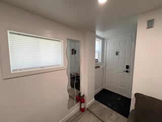 Silverado Suite Modern Quiet 2BR Queen's Downtown - 5