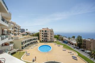 Sunny Ocean View Apartment - 9