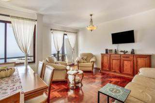 Sunny Ocean View Apartment - 6