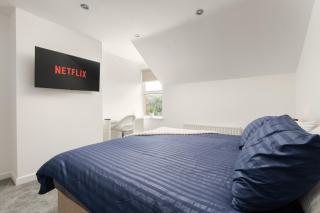 3 Desks & 4 TVs Flex Bed Config Secure Parking - 2