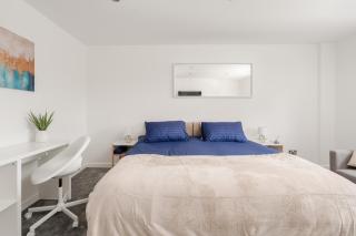 3 Desks & 4 TVs Flex Bed Config Secure Parking - 5