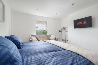 3 Desks & 4 TVs Flex Bed Config Secure Parking - 4