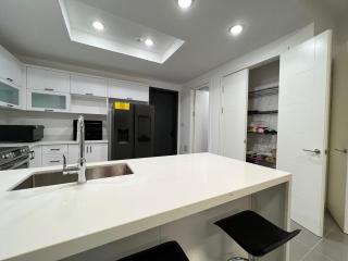 W39 Comfort Suites - Kingston - pool - 6