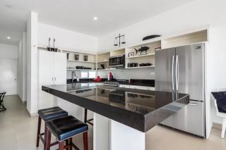 Bright Dog-Friendly Villa with Beach Views, Private Patio, Outdoor Pool, Kitchen - 3