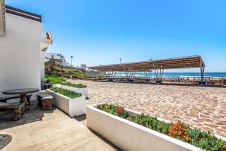 Dog-Friendly Oceanfront Villa with Pool Access, Rooftop Patio, Full Kitchen - 2