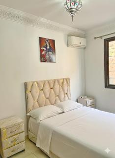 Stylish Central Apartment with Balcony - 0