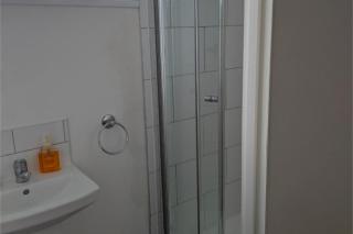 4 bed 4 shower room Sleeps 7 Free Parking Long Term stays - 1
