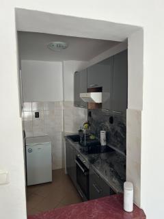Sunny 1BR Apartment with Free street Parking - 4