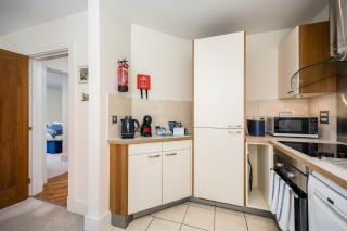 Coastal Retreat - Spacious Apartment on Poole Quay - 1