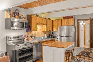 Newly remodeled cabin-style condo near skiing & attractions - dogs welcome - 3