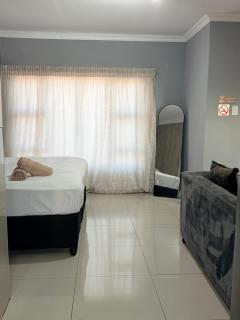 Ekukhanyeni Guest house - 1