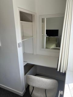 Large Double Room 5 Min Walk to Station and Docks - 5