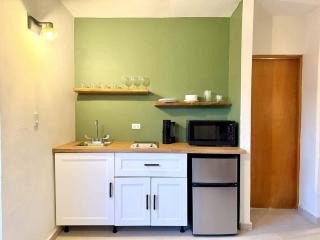 Beachside 1BR Apt - Balcony & Pool - 6