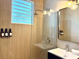 Beachside 1BR Apt - Balcony & Pool - 5