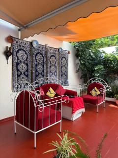 Giant House, Private Patio & Ultra-Fast Wi-Fi - 0