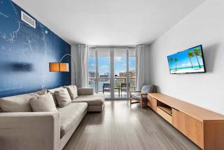 Sunset Balcony - 2BR Resort Suite Near Beach - 4