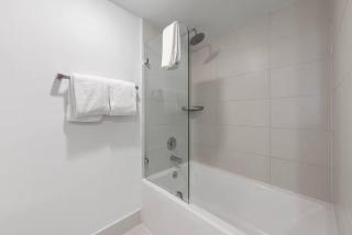 Sunset Balcony - 2BR Resort Suite Near Beach - 2
