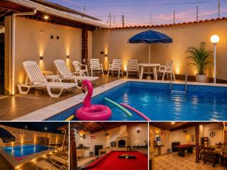 Casa Lindíssima e Espaçosa com 2 Piscinas - Adulto e Infantil, Perto da Praia, Opção da Piscina Adulto Aquecida Cobrado à Parte, 4 Quartos Frente as Piscinas, Área Gourmet Completa com Churrasqueira, Forno e Fogão a Lenha, Mesa de Bilhar, Lareira na Sala - 6