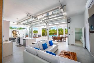 White Villas - Beachside Villa with Pool and Resort Amenities - v1 - 3