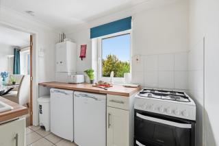City and Airport - 2-Bed Contractor Base - Free Parking and Fast WiFi - 6