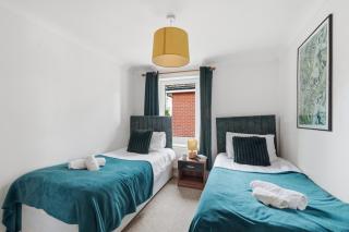 City and Airport - 2-Bed Contractor Base - Free Parking and Fast WiFi - 7