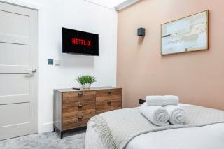 Bright & Airy 2-Bed City Centre Apartment - 3