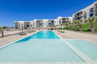 Bright and Modern Condo w/ Balcony, Shared Pool, A/C, minutes to Beach & Town - 8