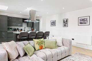 Bright 2BR City Center Apt | Long Row - 3