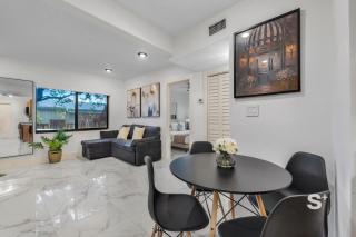 Stylish 2BR Townhouse - Free Parking - Wynwood Miami - 9
