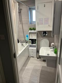 Modern Double Room 5 Min Walk to Station and Docks - 1