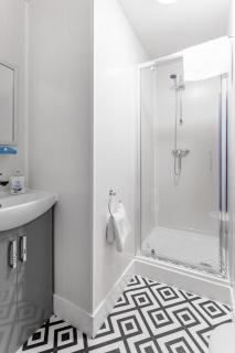 City Centre Studio 8 with Kitchenette, Free Wifi and Smart TV by Yoko Property - 5