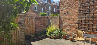 St Pauls Terrace - 2 bed house nr Train Station - 2