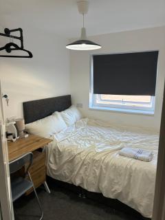 Comfy Double Room 5 Min Walk to Station and Docks - 0