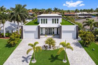 Luxury Gulf Access Villa with Pool, Spa & Waterfront Fun Escape - Villa Metropolis - Roelens - 3