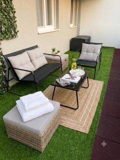 Close to center big terrace city tram garage parking place fast WIFI Super king size bed grocery 1min - 8