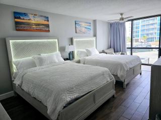 Newly renovated 2 queen studio w/kitchenette, pool - 6