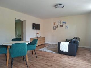 Cozy Wood Pillar Apartment - 0