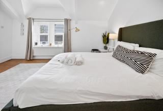 2BR Ensuite Stay with Parking - Cozy & Central - 6