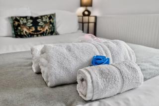 2BR Ensuite Stay with Parking - Cozy & Central - 1