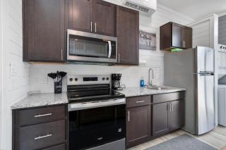 Miss Madison - Pet Friendly Floating House - 9