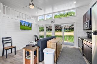 Miss Madison - Pet Friendly Floating House - 5
