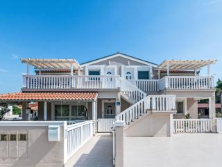 Apartment Tena Orange mit Parkplatz- Terrasse und BBQ by Interhome - 0