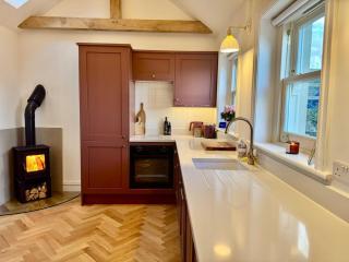 Luxury cottage for 2 in Castleton - Peak District retreat - Log burner & Views - 9