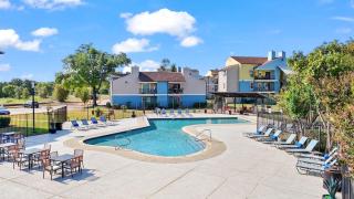 Bright Trendy Getaway 2B - Sleeps 6 - Pool, Prkg - 6