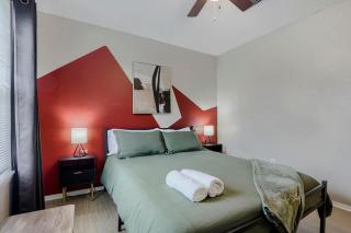 Bright Trendy Getaway 2B - Sleeps 6 - Pool, Prkg - 1