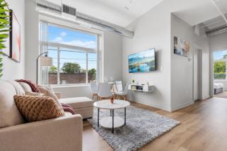 Spacious 2 Bedroom 2 Bath Suite with Queen Beds Free Parking 2 TVs - 5