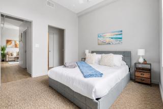 Spacious 2 Bedroom 2 Bath Suite with Queen Beds Free Parking 2 TVs - 3