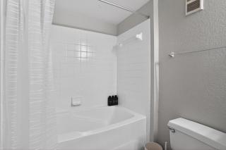 Contemporary 2BR in Prime Orlando - 6